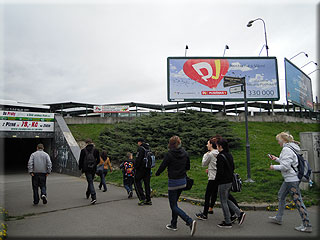 Bilboardy na CAN v Plzni, pohled od chodníku k podchodu na nádraží