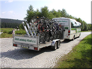 Šumavský Zelený autobus s přívěsem pro 25 jízdních kol; foto E. Cízl