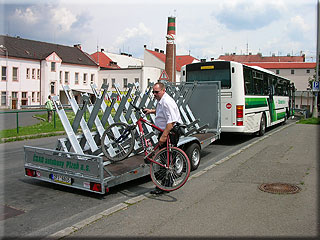 Modern autobus s pvsem pro pepravu jzdnch kol
