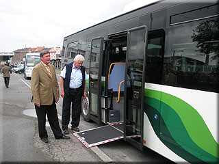 editel spolenosti Miroslav Hucl (vlevo) si s idiem Vladimrem Blahoutem prohl najezdovou ploinu autobusu Crossway Le
