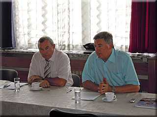 editel spolenosti Miroslav Hucl (vpravo) a Josef Forejt, vedouc dopravnho tvaru, hovo na tiskov konferenci