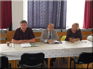 Ředitel společnosti Miroslav Hucl (vlevo) a Jaroslav Hošek, vedoucí dopravního útvaru, hovoří na tiskové konferenci. Vpravo Ing. Zdeňka Kmochová z POVEDu. Ředitel společnosti Miroslav Hucl (vlevo) a Jaroslav Hošek, vedoucí dopravního útvaru, hovoří na tiskové konferenci. Vpravo Ing. Zdeňka Kmochová z POVEDu.