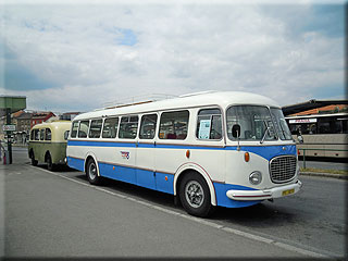 Historick autobus koda 706 RTO a erstv zrenovovan osobn pvs Karosa D4 z roku 1951